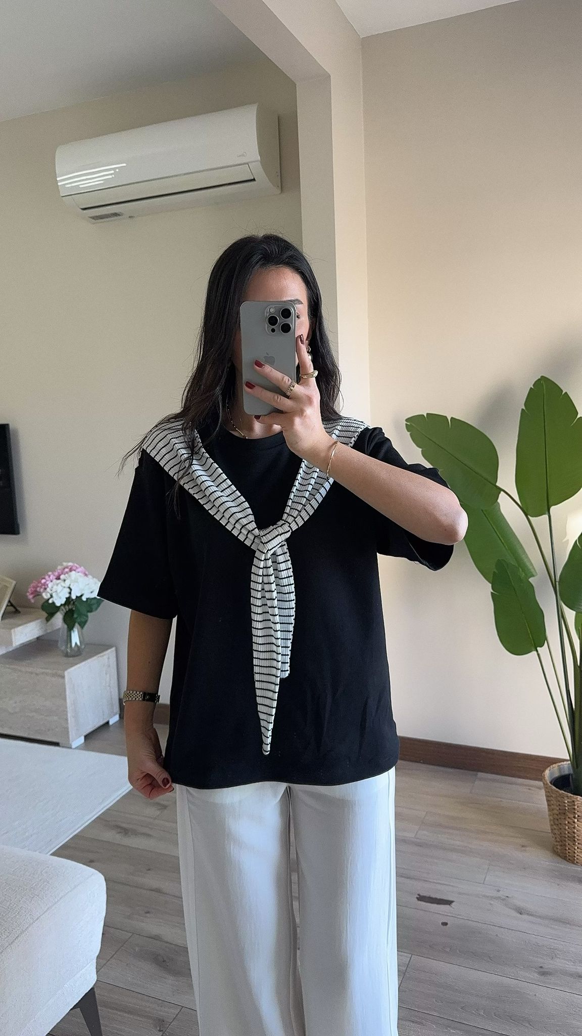 Siyah Beyaz Çizgili Şal Bağlama Detaylı Tshirt