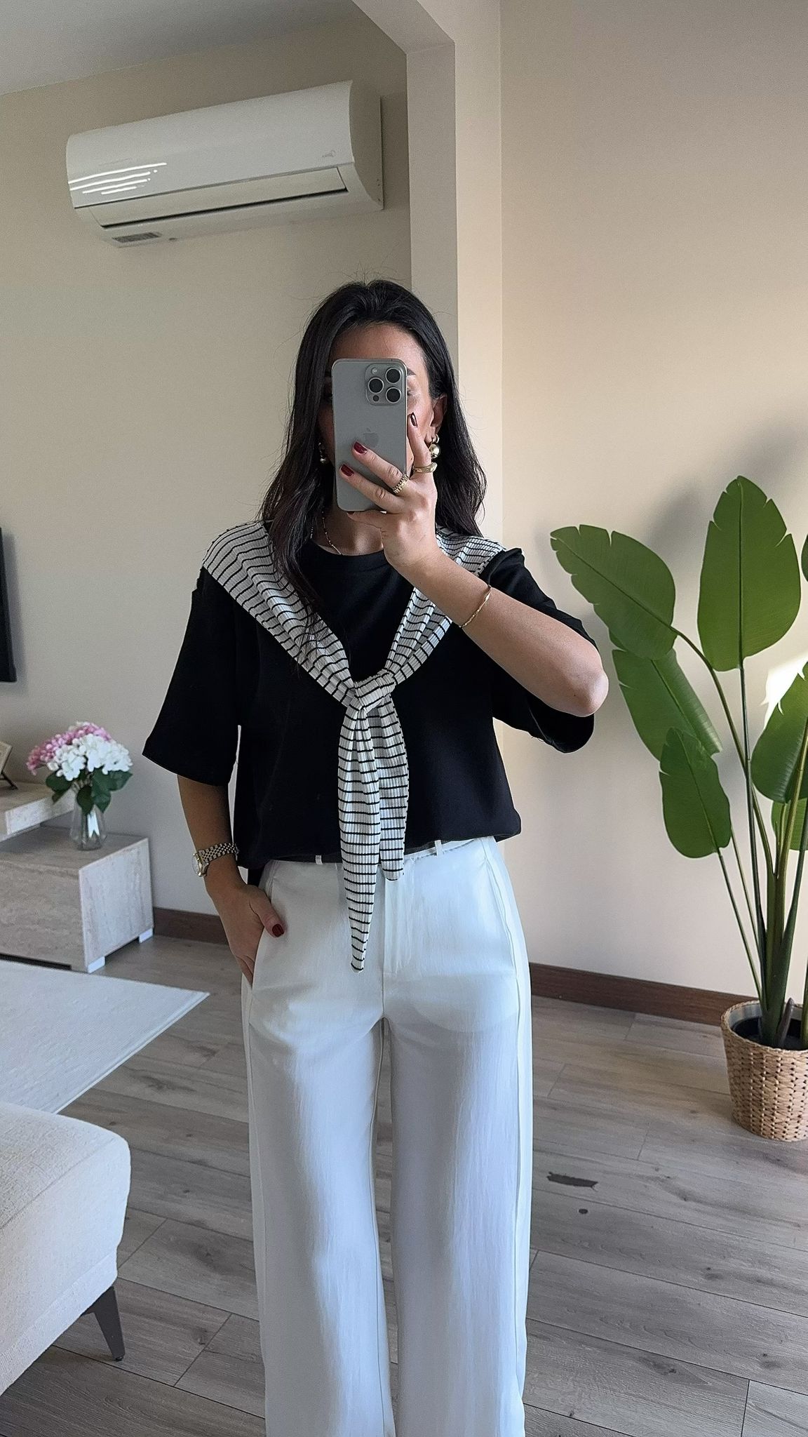 Siyah Beyaz Çizgili Şal Bağlama Detaylı Tshirt